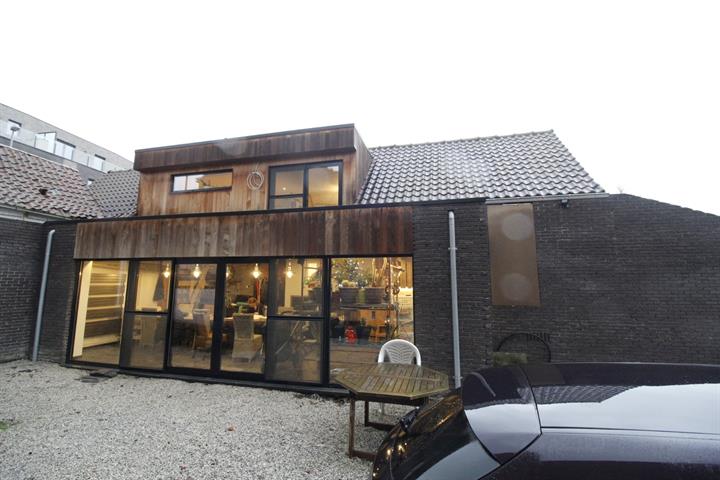 Woning met veel parkeergelegenheid
op 6a45ca te Gijzegem.