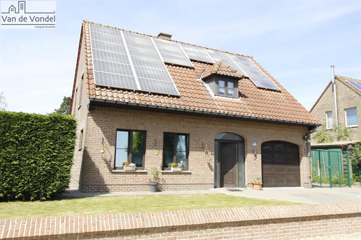 Rustige gelegen villa
met 4 slaapkamers te Aalst.