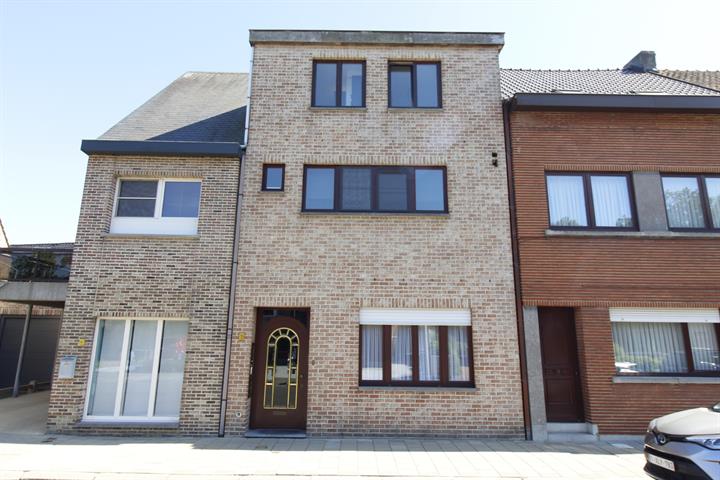 Gelijkvloers app. met zwembad
en bijgebouw (kangaroowoning)