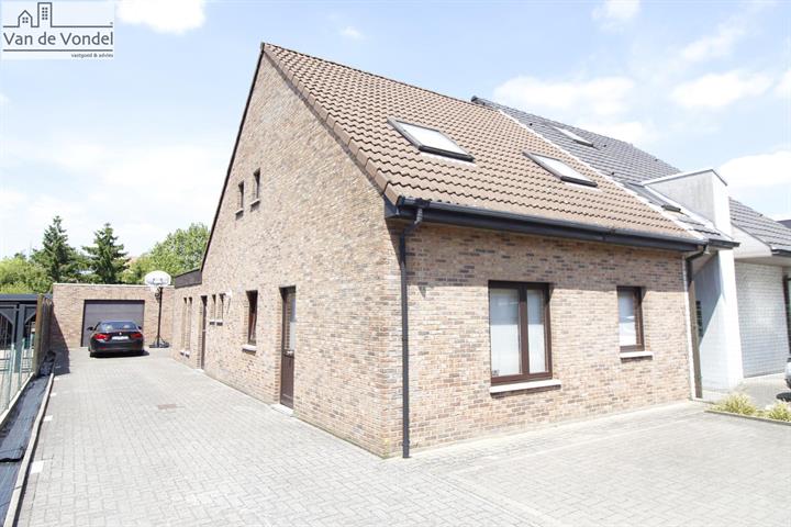 Ruime woning met aparte bureauruimte of 
kangoeroewoning (bungalow) te Erembodegem