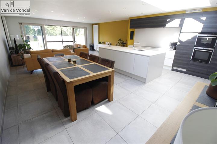 Ruime woning met tuin
te Erembodegem.