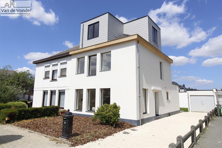 100% instapklare woning te Erembodegem.
Rustig en strategisch gelegen!