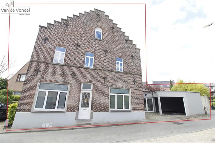 Ruime woning met garage
te Gijzegem !