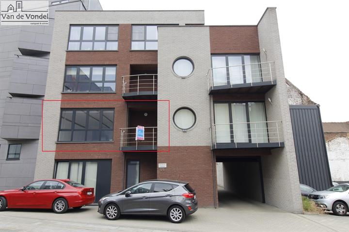 app. met 2 slaapkamers 
en autostaanplaats te Aalst.
Strategisch gelegen!!