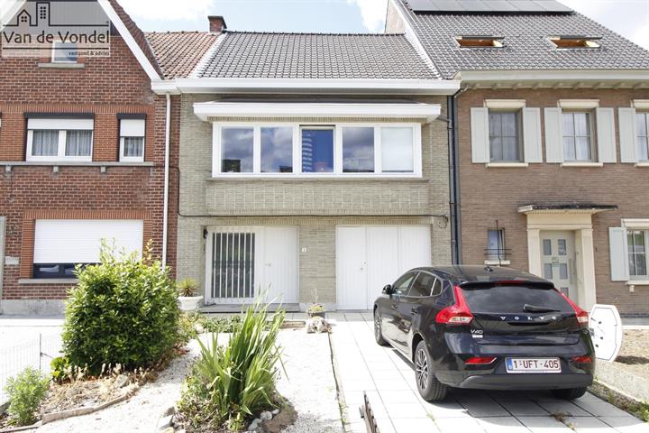 Ruime woning met zonnestuin te Aalst.
Rustig en strategisch gelegen!