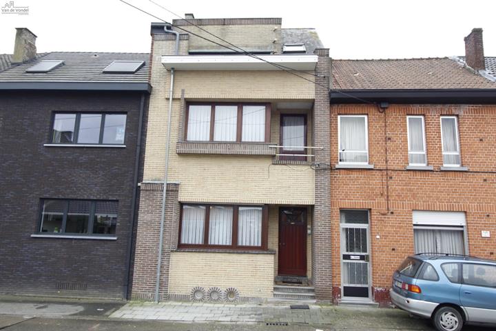 Ruime woning met 5 slpks
en tuin te Erembodegem !
Nabij station !