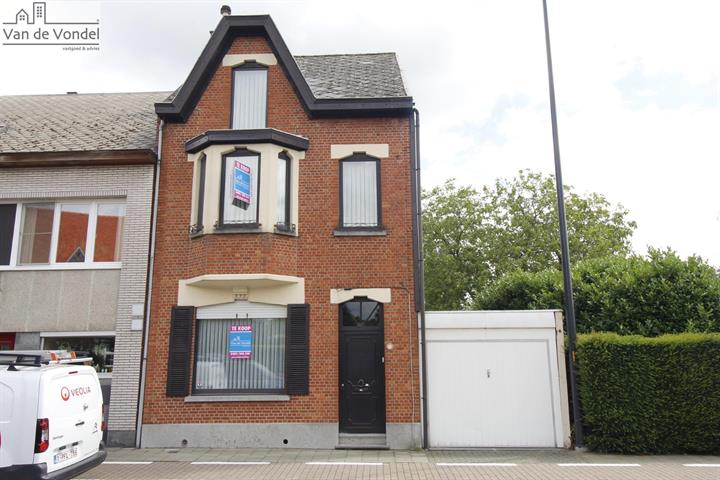 Ruime woning met zonnetuin
en grote garage te Erembodegem