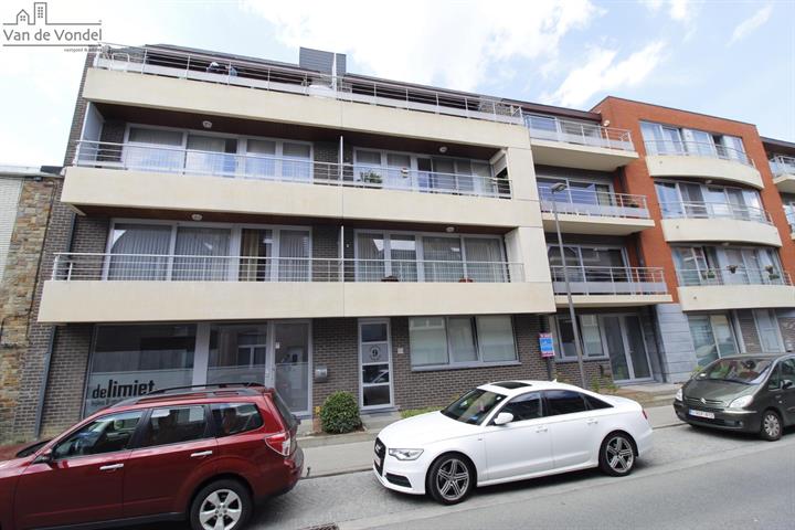 Ruim appartement met autostaanplaats 
in het centrum van Aalst.