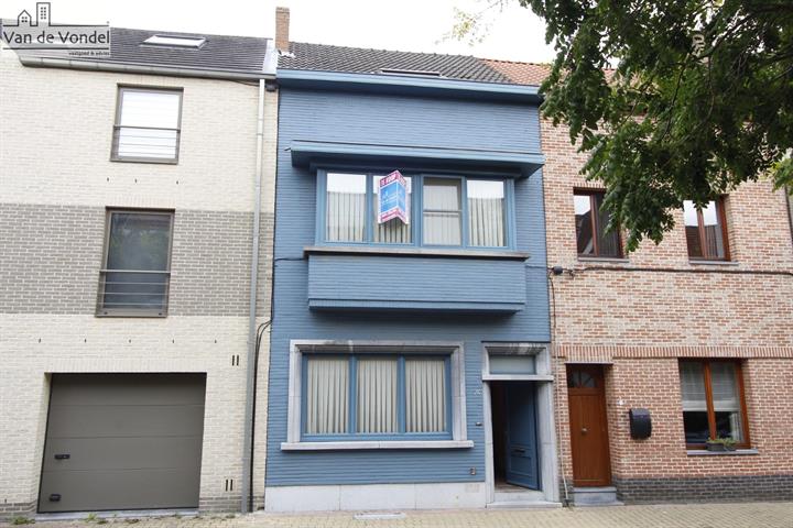 Ruime stadswoning met 
2 autostaanplaatsen te centrum Aalst !