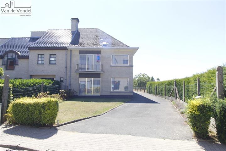 Ruime HOB met garage(s)
en zuidgerichte tuin te Denderhoutem.