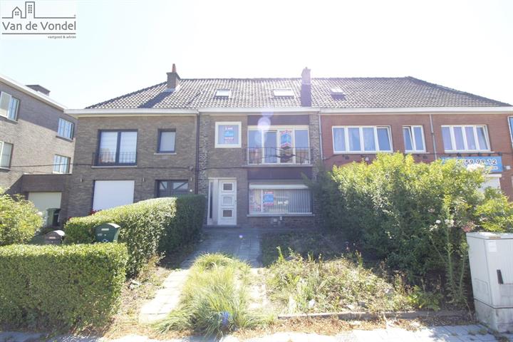 Deels gerenoveerde woning 
aan de stadsrand van Aalst.