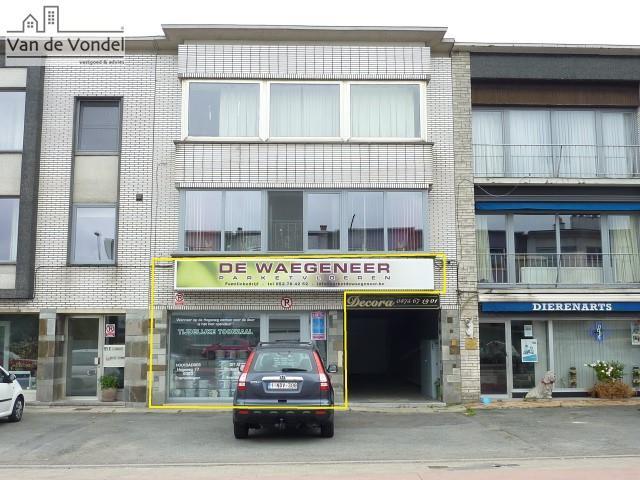 Kantoor/handeslpand met berging te Erembodegem!
Strategische ligging! 54m².
100% gerenoveerd! Instapklaar!