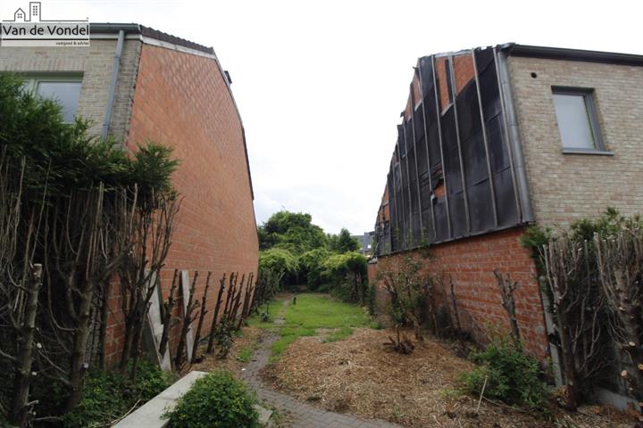 Bouwgrond 2a62ca te Aalst (centrum).Zuidgericht; breedte 6,85m; diepte 39,50moprit, enz... 