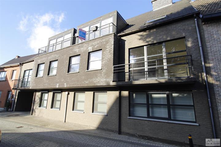 App. met 2 slaapkamers en garage te Erembodegem.