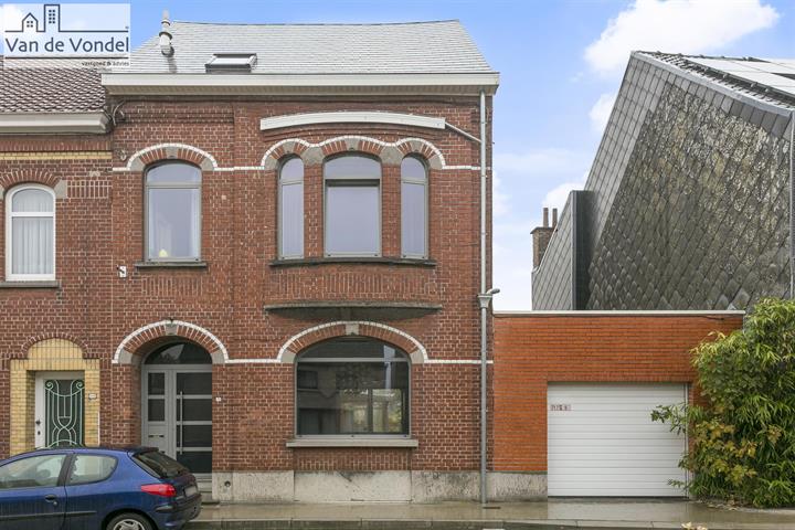 Ruime herenhuis te centrum Erembodegem.