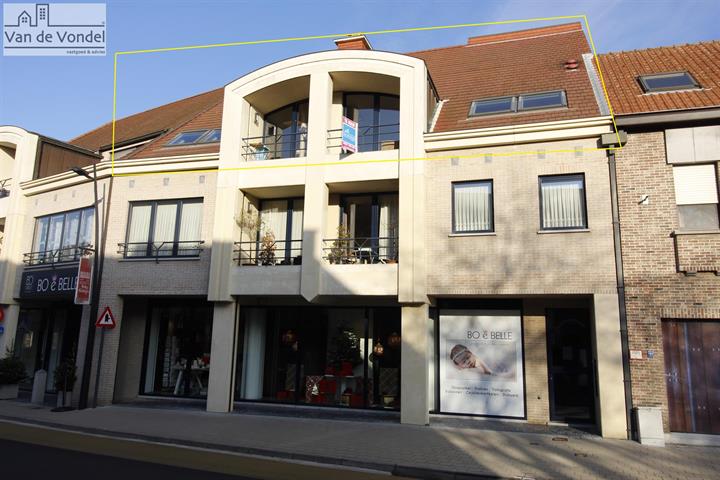 Groot 3 slaapkamer appartement met afgesloten autostaanplaats te Erembodegem!