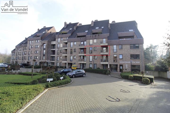 Ruim appartement met 2 slaapkamers met uitzicht op het stadspark en autostaanplaats en kelder inclusief.