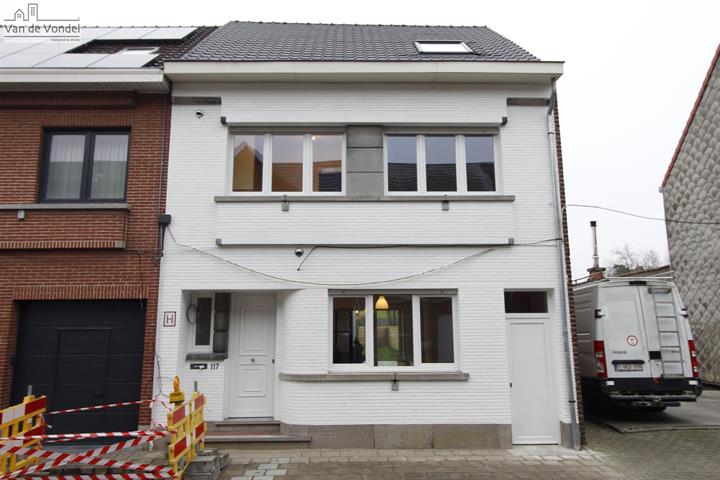 Volledig gerenoveerde woning met 4 slaapkamers te Erembodegem.