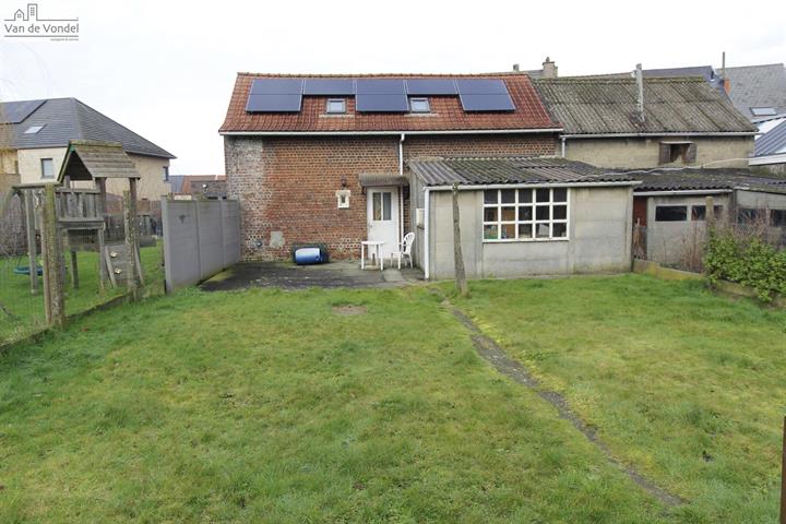 Te renoveren woning met ruime tuin te Aalst.