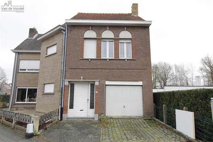 Centraal gelegen woning met garage en tuin te Gijzegem.