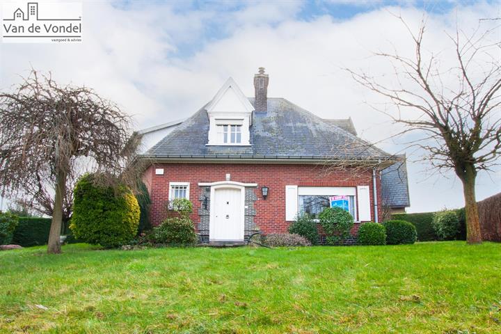 Charmante (hoek) villa te Hofstade.