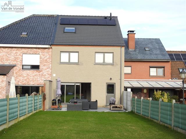 Recente en rustige gelegen woning te Nieuwerkerken. 