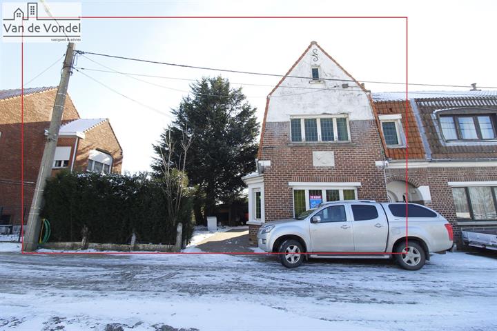 Bouwgrond/ te renoveren woning in doodlopende straat te Baardegem.