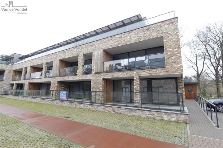 Rustig gelegen gelijkvloers appartement met autostaanplaats te Erembodegem.