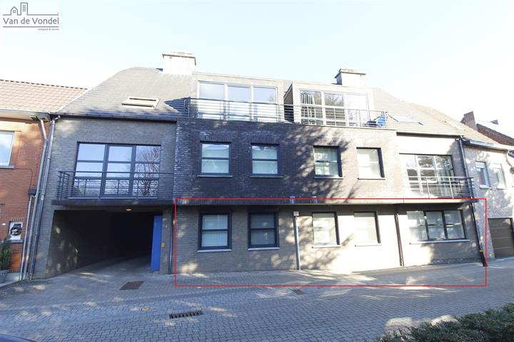 100% instapklaar App. met 2 slp en garage te Erembodegem. Kantoor of vrij beroep mogelijk.