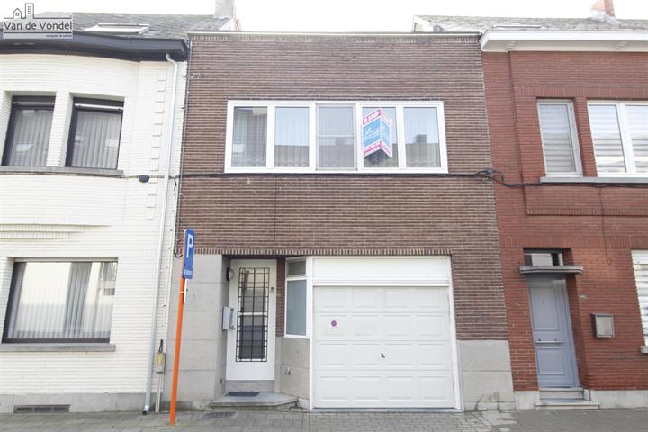 Centraal gelegen woning met garage en tuin te Aalst.