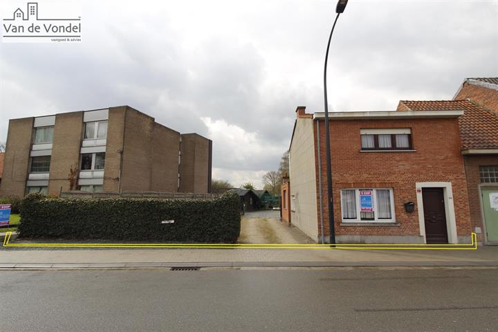 Woning aan de stadsrand van Aalst.( 18,5 m straatbreedte)