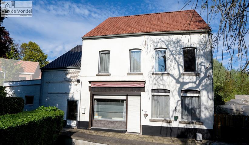 Ruime woning met garage in doodlopende straat te Gijzegem.