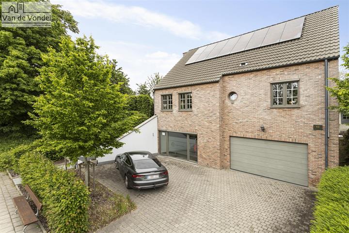 Prachtig gelegen villa met praktijkruimte te Erembodegem!