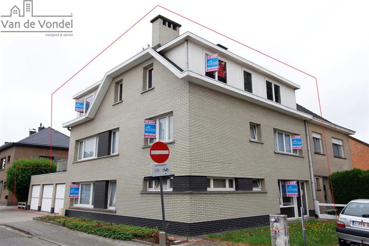 Opbrengsteigendom met 3 appartementen en 3 garages te Erembodegem.