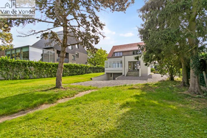 Gerenoveerde villa met ruime garage in Dilbeek.
