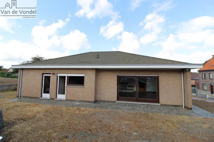 Bungalow met 3 slpks en garage te Voorde.