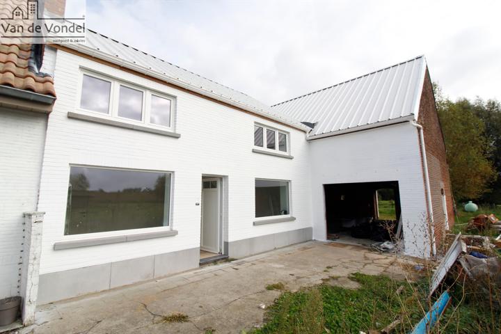 Vernieuwde woning met 3 slaapkamers en werkplaats/garage (70m²) te Meerbeke.