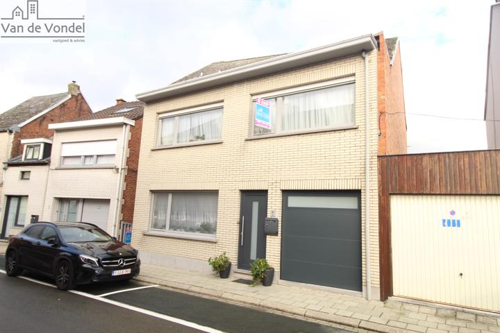 Solide woning met 4 slaapkamers en garage te Liedekerke.