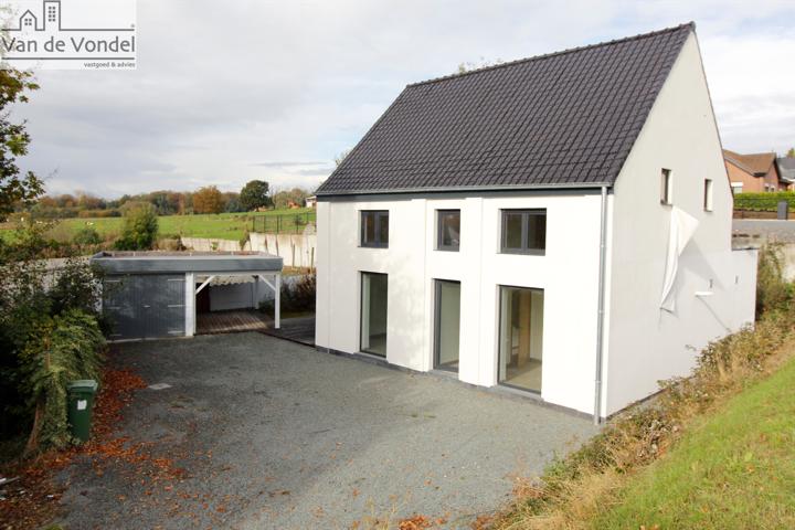 Prachtig gerenoveerde woning met 3 slaapkamers te Ophasselt.