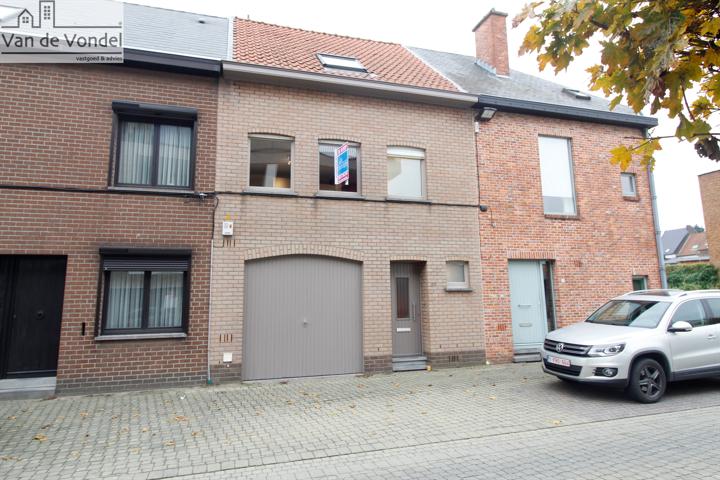 Ruime woning met 3 slaapkamers en garage te Aalst.