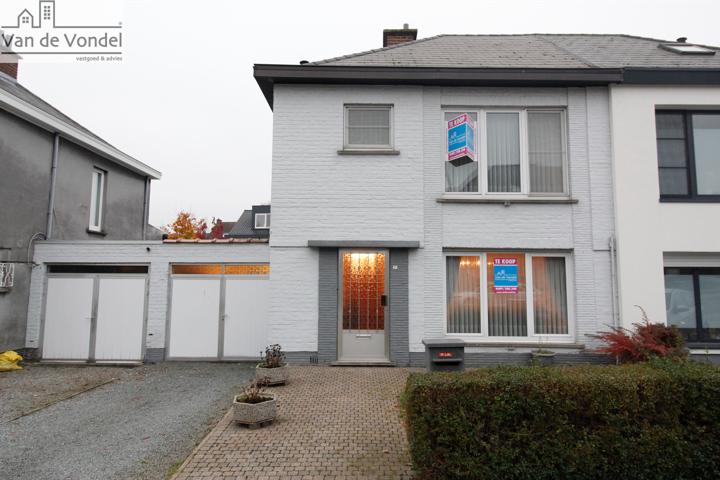 Strategisch gelegen woning met garage en tuin te Erembodegem.