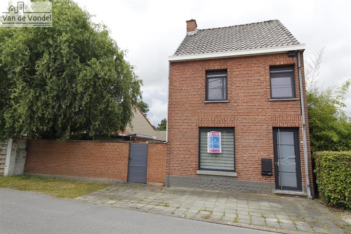 Verder af te werken woning met heel wat mogelijkheden.