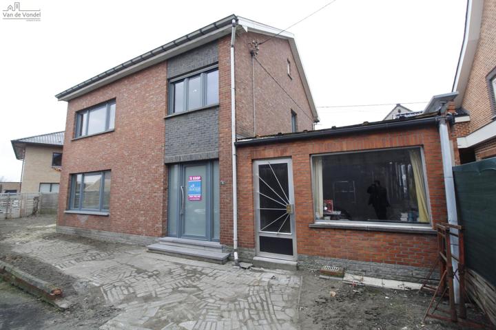 Rustig gelegen (deels) vernieuwde woning met 3 slaapkamers te Uitbergen.