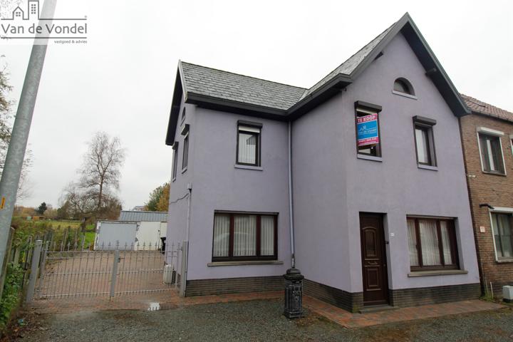 Te renoveren woning met 3 slaapkamers en garage te Erpe Mere.