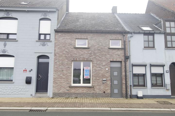 Gezellige rijwoning met mooie tuin te Denderleeuw.