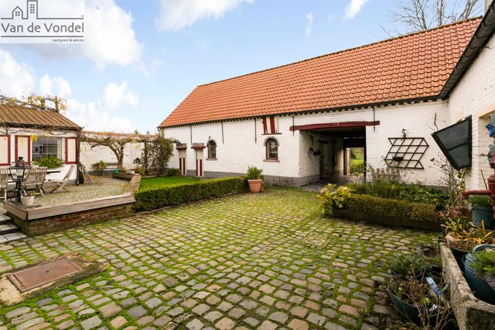 Ruime vierkantshoeve met een grondoppervlakte van 10a73ca te Hekelgem.