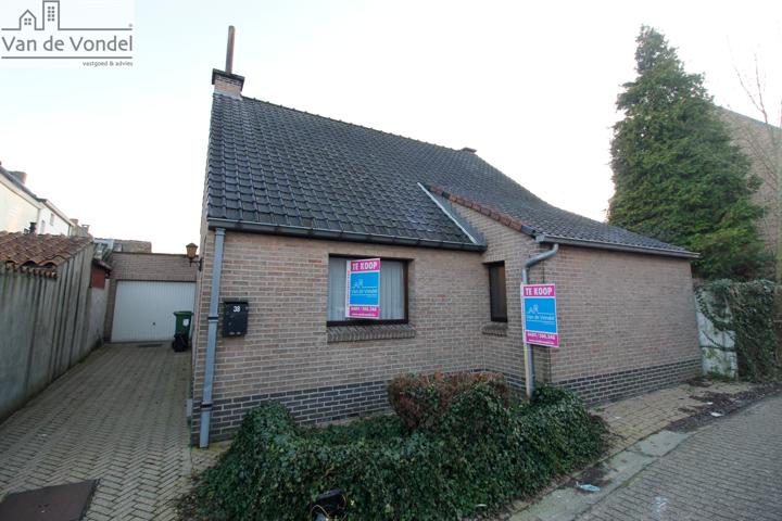 Open bebouwing met 3 slaapkamers en garage te Erembodegem.