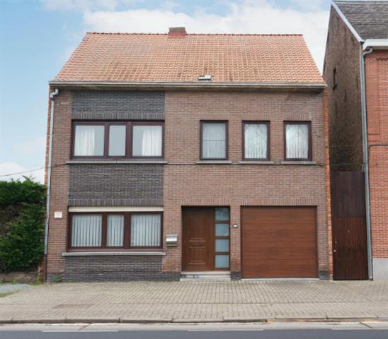 Ruime woning met tuin en garage te Aalst.