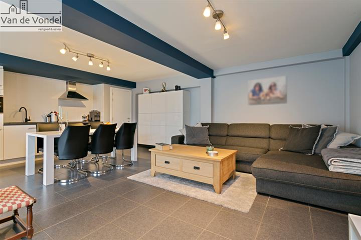 Prachtig 2 slaapkamer appartement met zeer  groot terras en autostaanplaats te Berlare