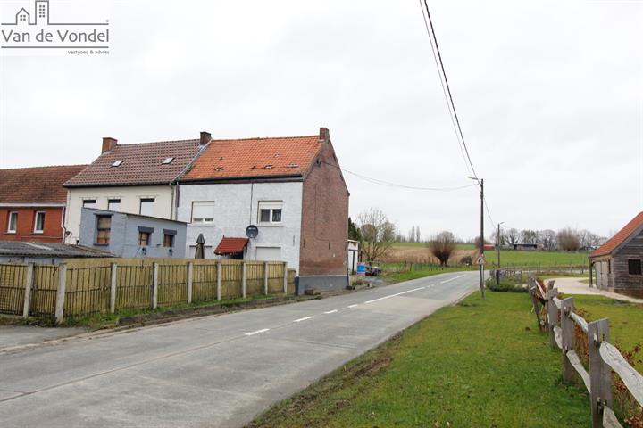 Rustig gelegen te renoveren woning met 3 slaapkamers en een perceel weiland te Galmaarden.